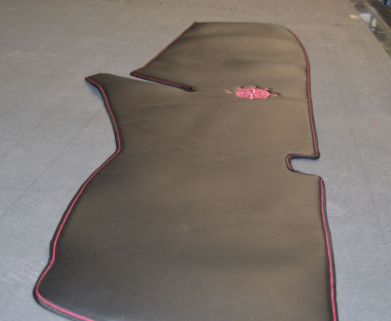 Quilted Truck mats - Scania Next Gen R - Dash Cover - Black/Pink