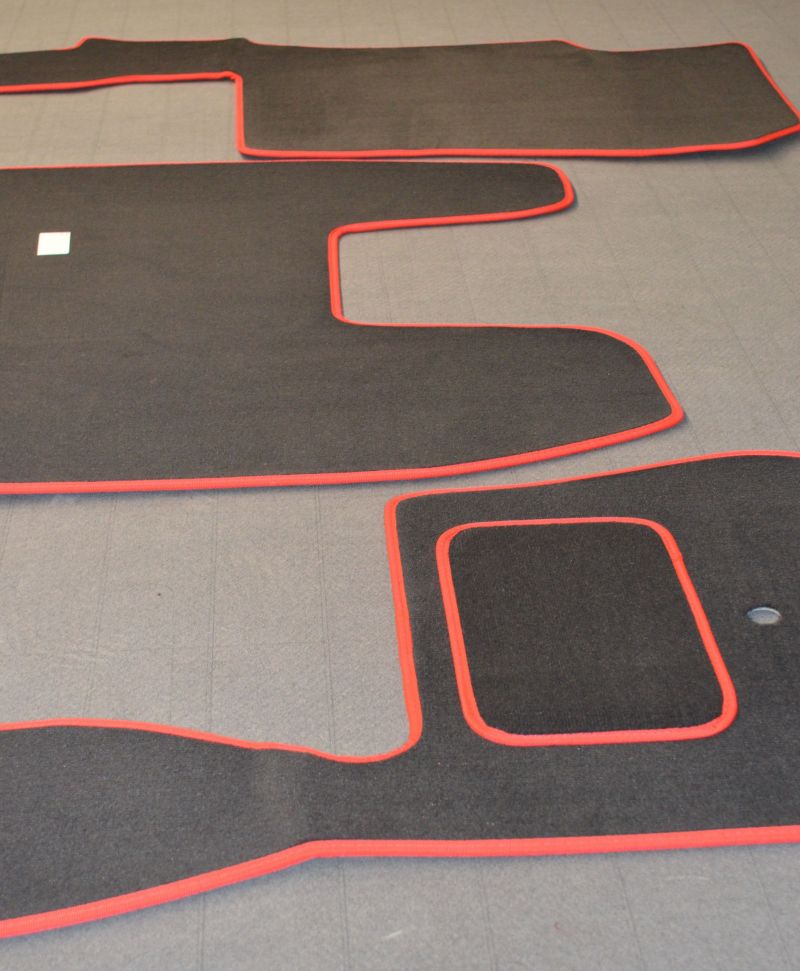 Quilted Truck mats - Scania Streamline - 14-18 plate - Black carpet - Red edge 